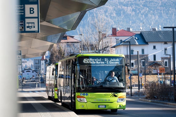 Erreichbarkeit verbessern: Im Bereich der Mobilität setzt Bruneck mit dem neuen Mobilitätszentrum (im Bild) und dem Ausbau der Zughaltestellen konkrete Schritte in die Zukunft. (Foto: LPA/Fabio Brucculeri)