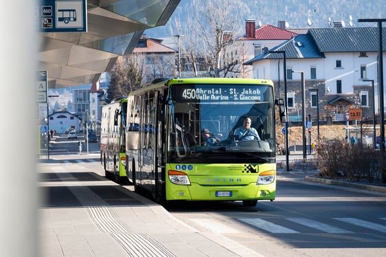 Erreichbarkeit verbessern: Im Bereich der Mobilität setzt Bruneck mit dem neuen Mobilitätszentrum (im Bild) und dem Ausbau der Zughaltestellen konkrete Schritte in die Zukunft. (Foto: LPA/Fabio Brucculeri)