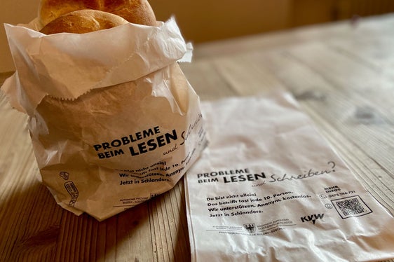 Diese Brotsäckchen kommen ab dem Welttag der Muttersprache am 21. Februar in vielen Bäckereien im Vinschgau zum Einssatz. (Foto: LPA/Amt für Weiterbildung/Astrid Crepaz)
