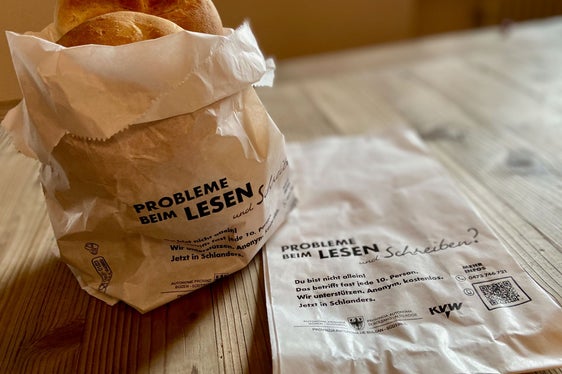 Diese Brotsäckchen kommen ab dem Welttag der Muttersprache am 21. Februar in vielen Bäckereien im Vinschgau zum Einssatz. (Foto: LPA/Amt für Weiterbildung/Astrid Crepaz)