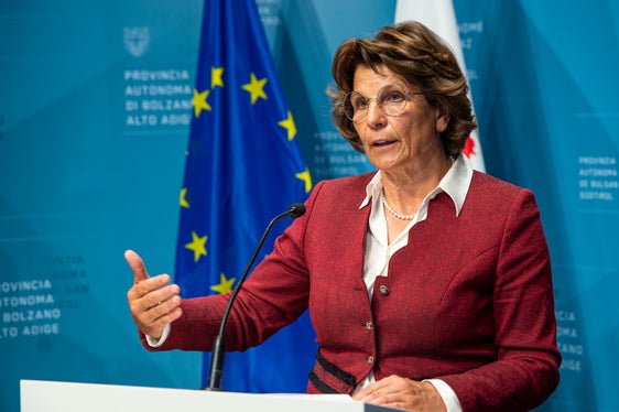 L'assessora Hochgruber Kuenzer ha presentato le linee guida del disegno di legge provinciale sui beni culturali. La nuova legge sostituirà le due leggi provinciali esistenti in materia: in questo modo la gestione del nostro patrimonio culturale sarà fornito di un nuovo quadro giuridico (Foto: ASP/Fabio Brucculeri)