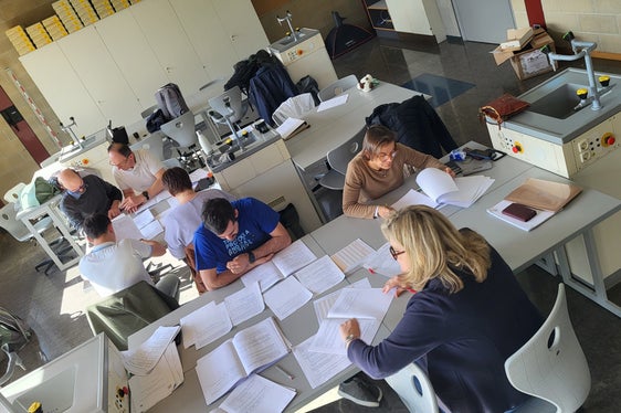 Der Landeswettbewerb der Chemieolympiade 2025 wurde heuer zum 25. Mal in Südtirol ausgetragen; das Bild entstand während der Korrektur der Arbeiten. (Foto: LPA/Stefan Pilser)