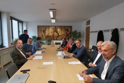 Il gruppo di lavoro sui grandi predatori concorda sul fatto che sono necessari modi per effettuare il prelievo dei lupi e anche per controllare la popolazione a medio termine. Nella foto: (a sinistra, da davanti a dietro) Florian Blaas, Günther Unterthiner, Dominik Trenkwalder (a destra, da dietro a davanti) Manfred Vallazza, Benedikt Terzer, Antonia Egger, Siegfried Rinner, Leo Tiefenthaler con l'assessore Schuler (Foto: ASP / Ulrike Huber)