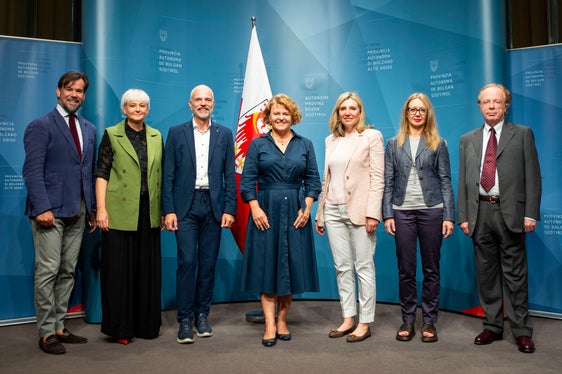 Vor der Pressekonferenz zum Tag der Genossenschaften mit der zuständigen Landesrätin Rosmarie Pamer, die zeitgleich zur Landtagssitzung musste (im Zentrum) (von links): der Vorsitzende der Associazione Generale Cooperative Italiane AGCI Nicola Grosso, Ressortdirektorin Michela Morandini, Raiffeisenverband-Vizedirektor Christian Tanner, Coopbund-Vorsitzende Monica Devilli, die Direktorin des Landesamtes für Genossenschaftswesen Manuela Paulmichl, der Vorsitzende von Cooperdolomiti Enrico Bramerini (Foto: LPA/Fabio Brucculeri