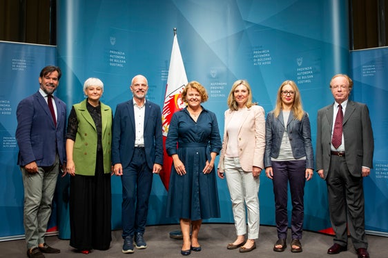 Vor der Pressekonferenz zum Tag der Genossenschaften mit der zuständigen Landesrätin Rosmarie Pamer, die zeitgleich zur Landtagssitzung musste (im Zentrum) (von links): der Vorsitzende der Associazione Generale Cooperative Italiane AGCI Nicola Grosso, Ressortdirektorin Michela Morandini, Raiffeisenverband-Vizedirektor Christian Tanner, Coopbund-Vorsitzende Monica Devilli, die Direktorin des Landesamtes für Genossenschaftswesen Manuela Paulmichl, der Vorsitzende von Cooperdolomiti Enrico Bramerini (Foto: LPA/Fabio Brucculeri