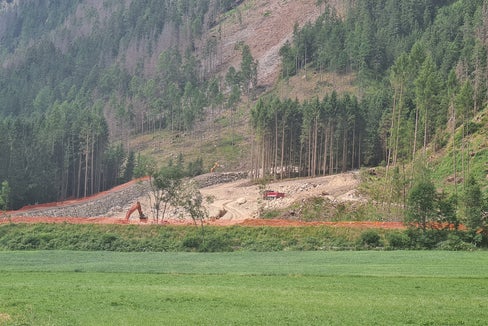 Das Landesamt für Wildbach- und Lawinenverbauung Ost schließt die Arbeiten zur Verstärkung des Ablenkdammes am Hoferbach in Rasen-Antholz in diesen Tagen ab. (Foto: LPA/Landesamt für Wildbach- und Lawinenverbauung Ost in der Agentur für Bevölkerungsschutz)