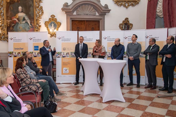 In un dibattito moderato dal direttore di Dipartimento, Luca Critelli, Luca Filippi (Camera di Commercio di Bolzano), Samantha Endrizzi (Associazione Famiglie Cattoliche dell'Alto Adige), Lukas Niedrist (Lanarepro), Alex Fornari (Röchling Automotive), Aaron Punt (Spedition Mayr ) e Eduard Huber (Raiffeisenkasse Oltradige) hanno illustrato le misure adottate nelle loro imprese per promuovere la sensibilizzazione nei confronti delle famiglie (Foto: Camera di Commercio/Othmar Seehauser)