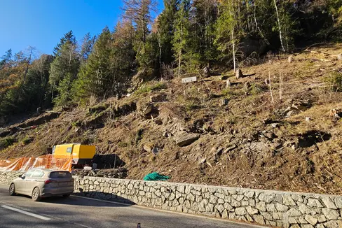 Um die Landesstraße in Afens in der Gemeinde Pfitsch besser vor Steinschlag zu schützen, laufen Felssicherungsarbeiten. Mit Netzen, Ankern und Schutzzaun wird die Straße gesichert. Die Arbeiten dauern vier Monate. (Foto: LPA/Landesabteilung Straßendienst)