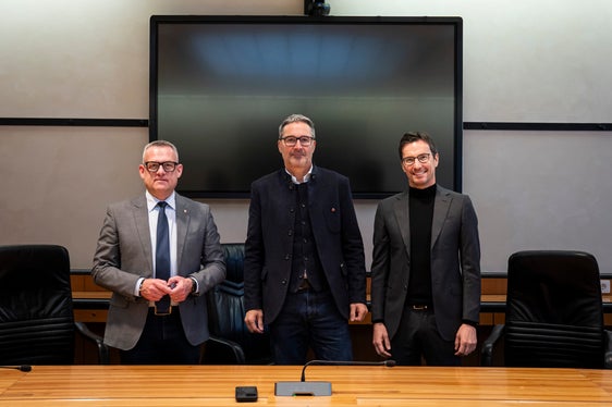 Tra gli obiettivi del Fondo Valore Alto Adige-Südtirol, lo sviluppo di paradigmi per la rigenerazione, la valorizzazione e la razionalizzazione del patrimonio immobiliare pubblico, nonché per la realizzazione di opere di pubblica utilità. Da sinistra: l'assessore provinciale alle Opere pubbliche Christian Bianchi, il presidente della Provincia Arno Kompatscher e Alexander Gallmetzer, presidente di Euregio Plus SGR. (Foto: USP/Fabio Brucculeri)