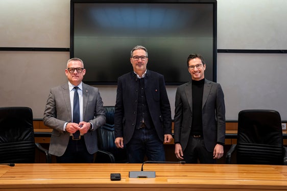 Die Landesregierung hatte am 19. Dezember grünes Licht gegeben, am 22. Dezember wurde von Landesrat Bianchi, Landeshauptmann Kompatscher und Euregio+Präsident Alexander Gallmetzer die Zeichnung der Anteile am Wert-Fonds Südtirol besiegelt. (Foto: LPA/Fabio Brucculeri)