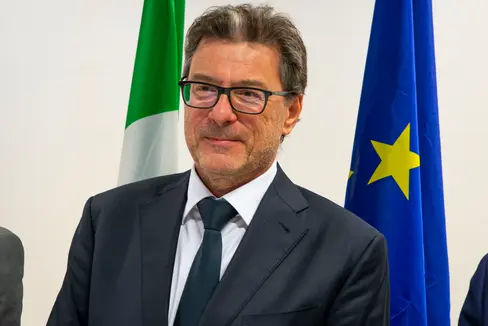 Der Minister für Wirtschaft und Finanzen, Giancarlo Giorgetti, hat heute gemeinsam mit den Landeshauptleuten von Südtirol und dem Trentino ein Finanzabkommen besiegelt. (Foto: LPA/Fabio Brucculeri)