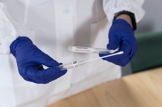 Disponibili i kit per la raccolta dei campioni di saliva per la profilazione genetica dei cani. I proprietari dei cani sono chiamati a registrare gli animali. (Foto: ASP/Tiberio Sorvillo)