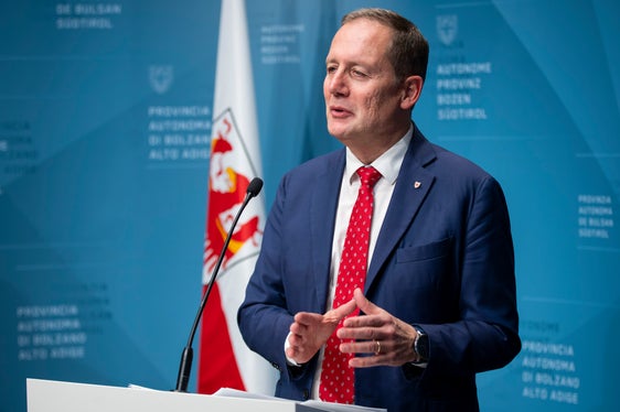 Das ÖPP-Verfahren macht es möglich, unmittelbar über ausreichende Mittel für den Bau des neuen Seniorenwohnheims und der Tiefgarage für das Krankenhaus sowie für die Sanierung des Krankenhaus-Gebäudes und des Parks zu verfügen, erklärte heute Landesrat Massimo Bessone. (Foto: LPA/Fabio Brucculeri)