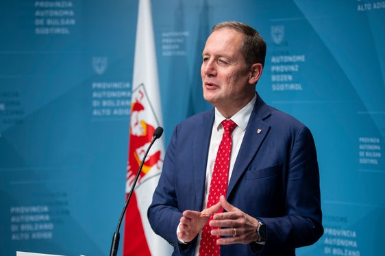 Das ÖPP-Verfahren macht es möglich, unmittelbar über ausreichende Mittel für den Bau des neuen Seniorenwohnheims und der Tiefgarage für das Krankenhaus sowie für die Sanierung des Krankenhaus-Gebäudes und des Parks zu verfügen, erklärte heute Landesrat Massimo Bessone. (Foto: LPA/Fabio Brucculeri)