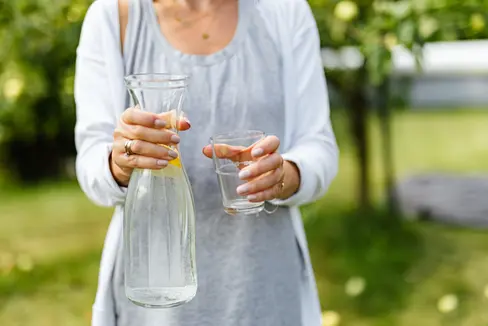 Wasser, ein kühler Ort und Ruhe können bei einer Hitzeerschöpfung helfen. Warnzeichen wie Schwindel, Kopfschmerzen, Übelkeit, Schwächegefühl oder Kreislaufprobleme sollten ernst genommen werden. (Foto: Pexels. Das Foto darf nur in Zusammenhang mit dieser Pressemitteilung verwendet werden.)