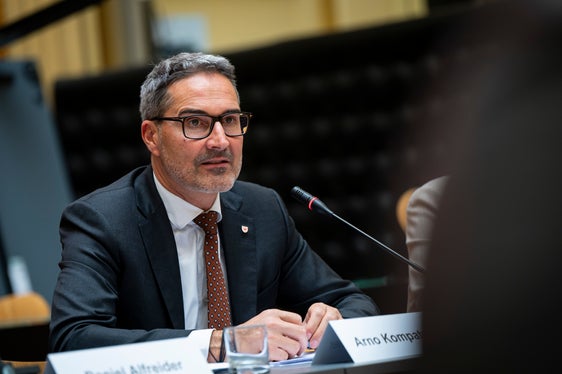 Il presidente della Provincia ha sottolineato che l'Alto Adige osserva con grande preoccupazione gli sviluppi degli ultimi giorni. “Le misure proposte finora non sono sufficienti. È necessario un coordinamento e una gestione transfrontaliera comune per garantire la migliore accessibilità possibile dell'Alto Adige come sede di attività economiche”, ha sottolineato Kompatscher. (Foto: USP/Fabio Brucculeri)