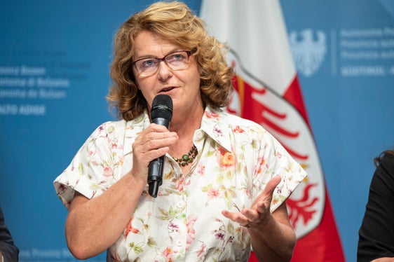 Der Pflegebedarf kommt oft unerwartet und schnell. Darum muss auch die Auszahlung des Pflegegeldes weiter beschleunigt werden, sagt Soziallandesrätin Rosmarie Pamer. (Foto: LPA/Fabio Brucculeri)