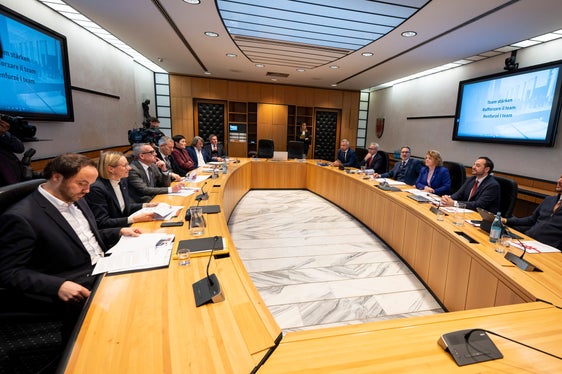 Philipp Achammer. Magdalena Amhof, Christian Bianchi, Peter Brunner, Ulli Mair, Hubert Messner. Luis Walcher, Generaldirektor Alexander Steiner, Generalsekretär Eros Magnago, Arno Kompatscher, Rosmarie Pamer, Marco Galateo und Daniel Alfreider bei der Pressekonferenz zu #1 Jahr Landesregierung. (Foto: LPA/Fabio Brucculeri)