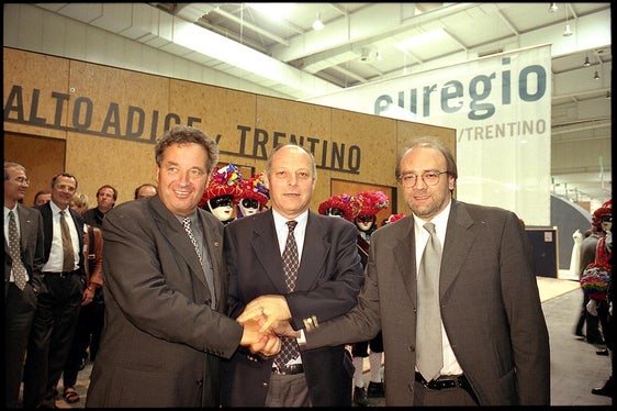 L'allora governatore tirolese Wendelin Weingartner (all'estrema sinistra), co-fondatore dell'Euregio, nella foto con i suoi omologhi Luis Durnwalder e Lorenzo Dellai alla presentazione dell'Euregio all'Expo di Hannover nel 2000 (Foto: ASP)