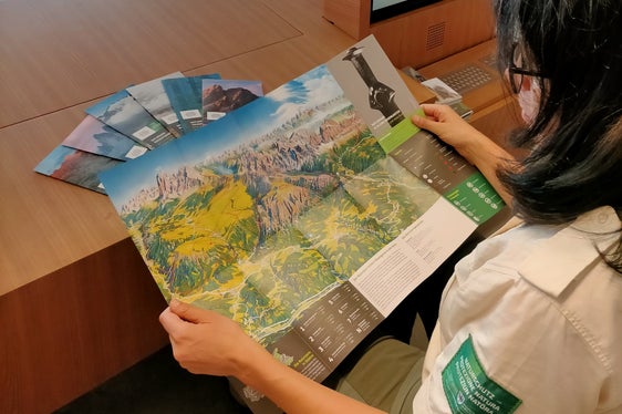 Uno sguardo ai nuovi volantini dei Parchi naturali altoatesini, disponibili in tedesco, italiano e inglese. (Foto: Ufficio Natura/Simon Perathoner)