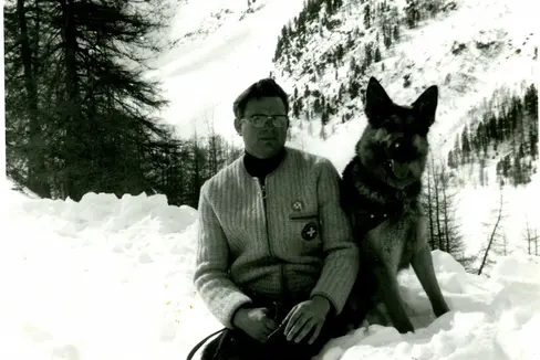 Josef Hurton era un sacerdote e un appassionato soccorritore di montagna e conduttore di cani. Aveva cinque cani da valanga (Foto: Diocesi Bolzano-Bressanone)