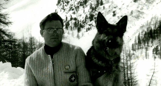 Josef Hurton war Priester und passionierter Bergretter und Hundeführer. Er hatte selbst fünf Lawinensuchhunde. (Foto: Diözese Bozen-Brixen)