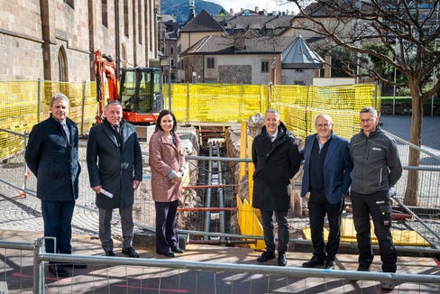 Nella foto, da sinistra: il direttore generale di Alperia Luis Amort, il vicesindaco Stephan Konder, la responsabile brand & communication management di Alperia Monica Sparer, l'assessore provinciale Peter Brunner, il direttore di Alperia Ecoplus Günther Andergassen e il responsabile di progetto di Alperia Christian Hofer. (Foto: USP/Fabio Brucculeri)