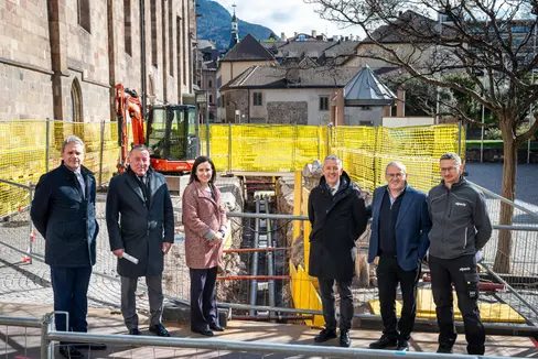 Die Ausbauarbeiten am Bozner Fernwärenetz schreiten voran: Davon überzeugten sich am Pfarrplatz Alperia-Generaldirektor Luis Amort, Vizebürgermeister Stephan Konder, Monica Sparer, Verantwortliche Brand & Communication Management bei Alperia, Landesrat Peter Brunner, Alperia Ecoplus-Direktor Günther Andergassen und Alperia-Projektleiter Christian Hofer (von links). (Foto: LPA/Fabio Brucculeri)