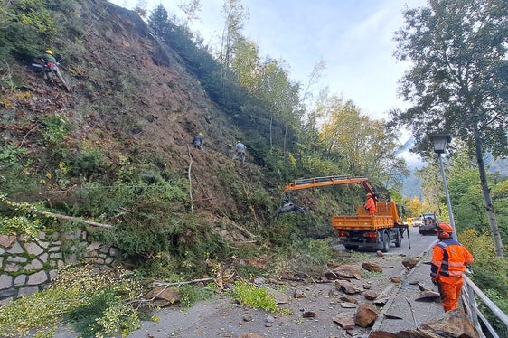 Die mit Nässe gesättigten Böden sind derzeit sehr instabil; die Aufnahme entstand gestern Nachmittag in Schenna. (Foto: LPA/Landesstraßendienst)