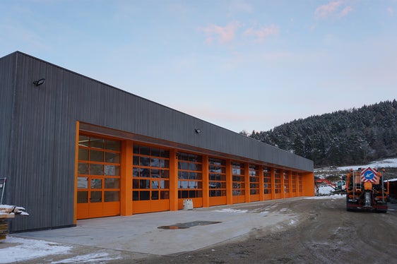 Al fine di ottimizzare i tempi di costruzione, la struttura del nuovo capannone del Punto logistico Val Pusteria è stata realizzata in gran parte con prefabbricati. (Foto: ASP/Ufficio manutenzione opere edili)