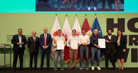 Vincitori e vincitrici del Premio Innovazione dell'Euregio, Categoria 1: (da sinistra) il presidente della giuria Marcus Hofer, Michl Ebner (Camera di Commercio di Bolzano), Andrea De Zordo (Camera di Commercio di Trento), Yannick Back (Terra Atmos), Antonio Maria Vizioli ed Elia Fregonese (Fraido SRL), Michael Eckle e Andreas Hanschek (Vahle Automation) e Barbara Thaler (Camera di Commercio del Tirolo) (Foto: Land Tirol/Sedlak)