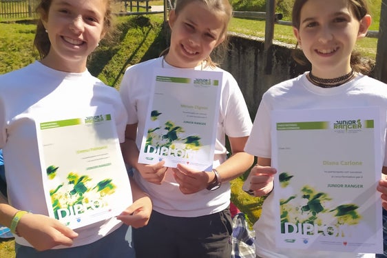 Alcuni Junior Rangers mostrano con orgoglio i loro diplomi: nel giorno della consegna, i Junior Rangers hanno messo alla prova le loro conoscenze in un'olimpiade della foresta. (Foto: Alessandra Tripodi)