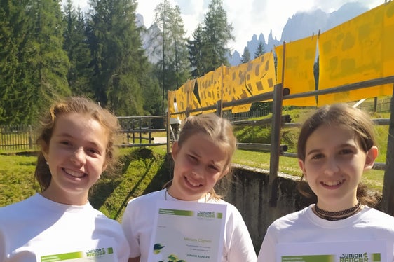 Einige Junior Ranger zeigen stolz ihre Diplome: Zuvor stellten die Junior Ranger ihr Wissen bei einer Waldolympiade unter Beweis. (Foto: Alessandra Tripodi)