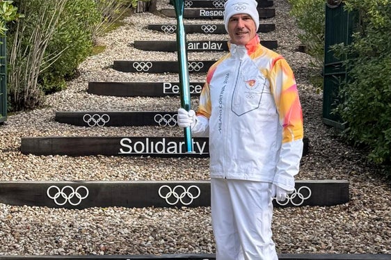 Armin Zöggeler mit der olympischen Fackel. Der Völlaner Rodler war der dritte Fackelträger und übergab die Flamme an Turner Dimosthenis Tampakos an der Olympischen Akademie. (Foto: LPA)