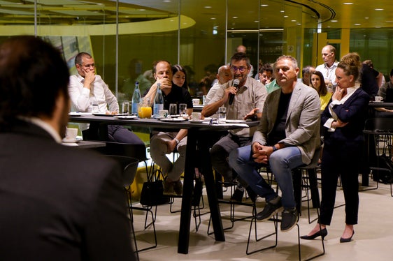 In totale, più di 200 ospiti provenienti da politica, economia, agricoltura e turismo hanno partecipato ai cinque eventi della serie Focus Economia. L'assessore provinciale Philipp Achammer e l'assessore provinciale Arnold Schuler parlano di una serie di eventi riuscita e più che soddisfacente. (Foto: ASP/Peter Natter)