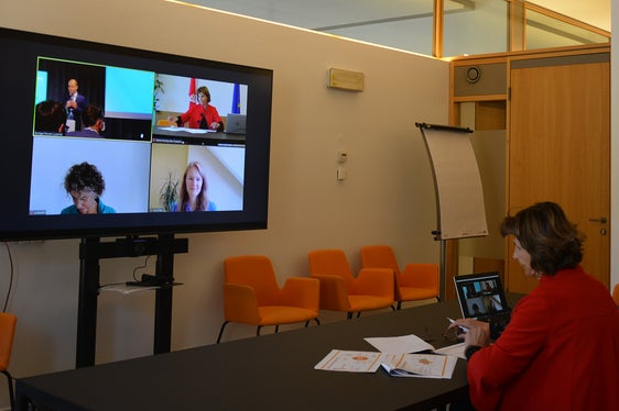 L'assessora provinciale Maria Hochgruber Kuenzer ha illustrato la best practice Legge territorio e paesaggi alla videoconferenza incentrata sulla tutela del clima negli spazi nell'ambito dell’Europa Forum Luzern in Svizzera. (Foto: ASP/Marcella Morandini)