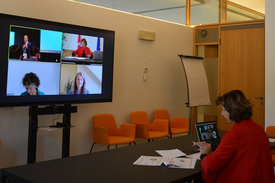 L'assessora provinciale Maria Hochgruber Kuenzer ha illustrato la best practice Legge territorio e paesaggi alla videoconferenza incentrata sulla tutela del clima negli spazi nell'ambito dell’Europa Forum Luzern in Svizzera. (Foto: ASP/Marcella Morandini)