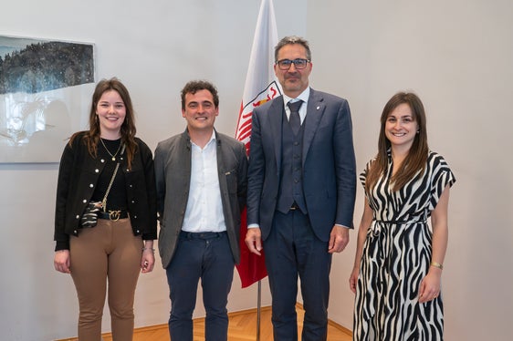La segretaria provinciale Anna Schenk (prima da sinistra), l'Obmann provinciale Raffael Peer (secondo da sinistra) e la direttrice provinciale Viktoria Kössler (prima da destra) hanno discusso con il presidente della Provincia Arno Kompatscher dei temi di particolare interesse per la Südtiroler Bauernjugend. (Foto: USP/Greta Stuefer)