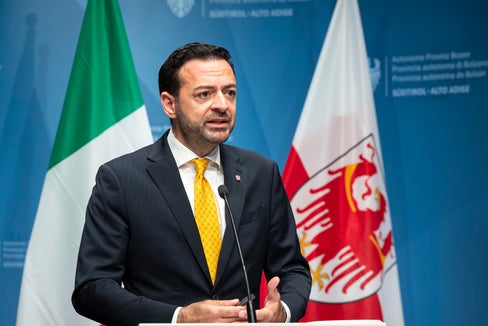 Landesrat Marco Galateo stellt am 28. August die wichtigsten Entscheidungen der Landesregierung aus seinem Zuständigkeitsbereich Wirtschaftsentwicklung vor. (Foto: LPA/Fabio Brucculeri)