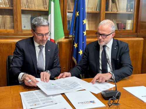Il presidenze Arno Kompatscher ha siglato oggi una convenzione insieme al direttore dell'Agenzia delle entrate, Ernesto Maria Ruffini. Grazie a questo accordo viene rafforzata la collaborazione tra la Provincia e l'Agenzia delle entrate (Foto: ASP)