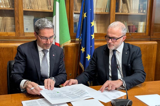 Il presidenze Arno Kompatscher ha siglato oggi una convenzione insieme al direttore dell'Agenzia delle entrate, Ernesto Maria Ruffini. Grazie a questo accordo viene rafforzata la collaborazione tra la Provincia e l'Agenzia delle entrate (Foto: ASP)