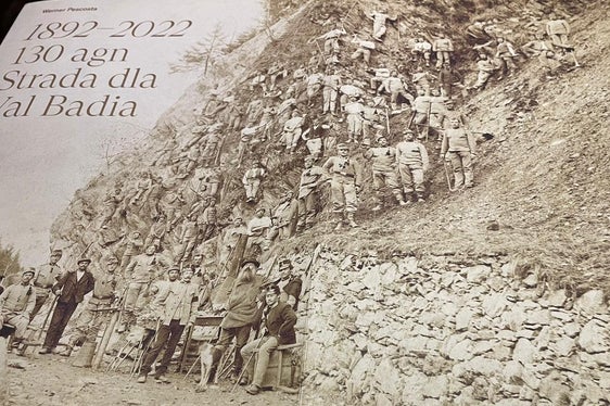 Cover dl liber nü che cunta la storia dla strada dla Val Badia (Foto: ASP)