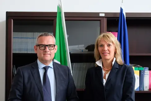 Landesrat Christian Bianchi hat Gerichtspräsidentin Francesca Bortolotti besucht, um über nötige Arbeiten am Gerichtsgebäude zu reden. (Foto: LPA/Gianluca Crocco)