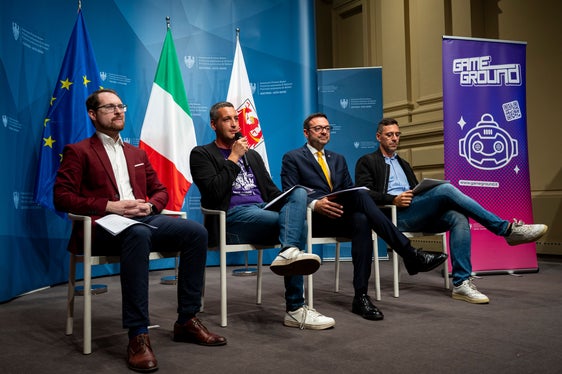 Stellten am 1. Oktober das Programm von Game Ground 2026 vor: (von links) Mario Petillo, Aaron Damian, Landesrat Marco Galateo und Manuel Mattion. (Foto: LPA/Fabio Brucculeri)