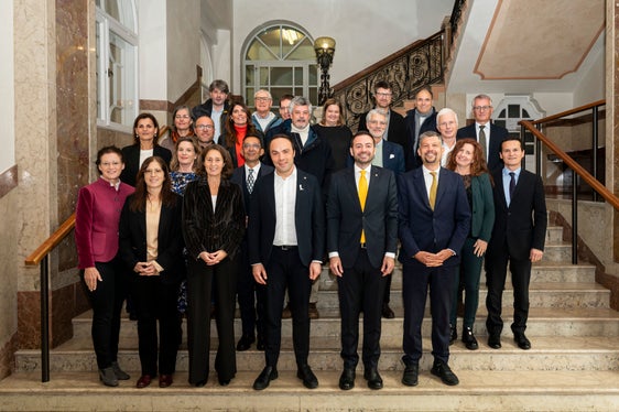 Am 25. November hat sich der Landeskulturbeirat erstmals in dieser Legislaturperiode getroffen. Der Beirat setzt sich aus Mitgliedern aller drei Sprachgruppen zusammen. Im Foto erste Reihe: Margareth Lun, Amtsdirektorin Marisa Giurdanella, Amtsdirektorin Angelika Gasser, Landesrat Philipp Achammer, Landesrat Marco Galateo, Landesrat Daniel Alfreider. Zweite Reihe: Christine Helfer, Ressortdirektor Antonio Lampis, Livia Bertagnolli, ladinische Bildungs- und Kulturdirektor André Comploi. Vierte Reihe: Sabine Gamper, Margot Schwienbacher, Konrad Tavella, Paola Bessega, Alexander Zöggeler, Hans-Christoph von Hohenbühel, Marco Sartore. Letzte Reihe hinten: Peter Schwienbacher, Heinrich Walder, Amtsdirektor Jürgen Runggaldier Maria Teresa Mussner, Ludwig Rindler, Josef Pepi Ploner, Johann Anton Walther von Herbstenburg. (Foto: LPA/Fabio Brucculeri)