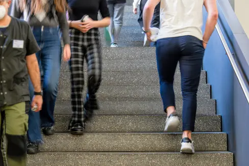 Cresce l’attenzione al benessere psicologico nelle scuole italiane dell'Alto Adige. Tale dato lo si evince dai numeri certificati lo scorso anno formativo, al termine del quale sono stati registrati 4.040 interventi realizzati nell’ambito di “…Parliamone”, lo sportello di consulenza psicologica delle scuole in lingua italiana. (Foto: USP/Peter Daldos)