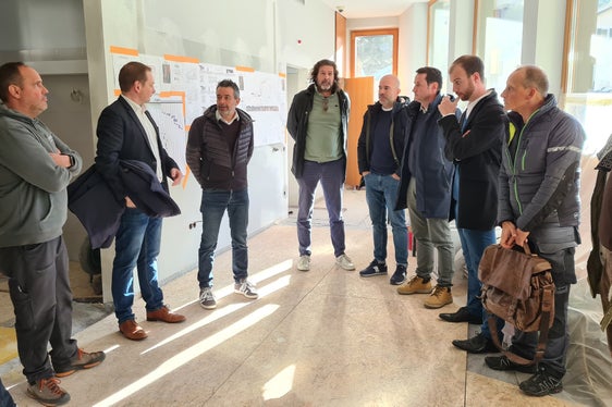 Insieme ai rappresentanti del Comune e delle imprese di costruzione, il sindaco Helmut Taber (terzo da sinistra) e il direttore della Sta Joachim Dejaco (quarto da sinistra) hanno avuto una panoramica dei lavori di costruzione. (Foto: USP/Margit Perathoner)