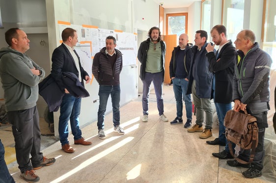 Insieme ai rappresentanti del Comune e delle imprese di costruzione, il sindaco Helmut Taber (terzo da sinistra) e il direttore della Sta Joachim Dejaco (quarto da sinistra) hanno avuto una panoramica dei lavori di costruzione. (Foto: USP/Margit Perathoner)