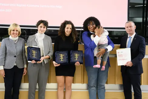 Tre delle premiate con l'assessora provinciale Waltraud Deeg e il segretario generale dell'Euregio Christoph von Ach (Foto: Trentino Sviluppo)