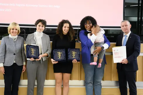 Tre delle premiate con l'assessora provinciale Waltraud Deeg e il segretario generale dell'Euregio Christoph von Ach (Foto: Trentino Sviluppo)